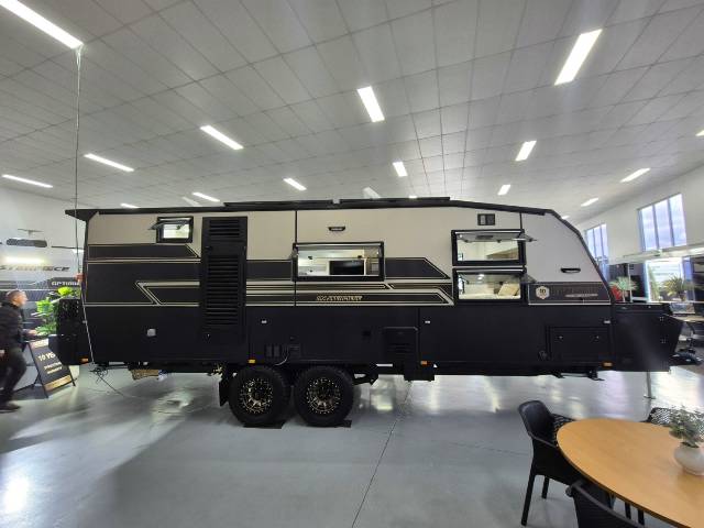 2025 MASTERPIECE DIRECTORS EDITION 23′ CARAVAN