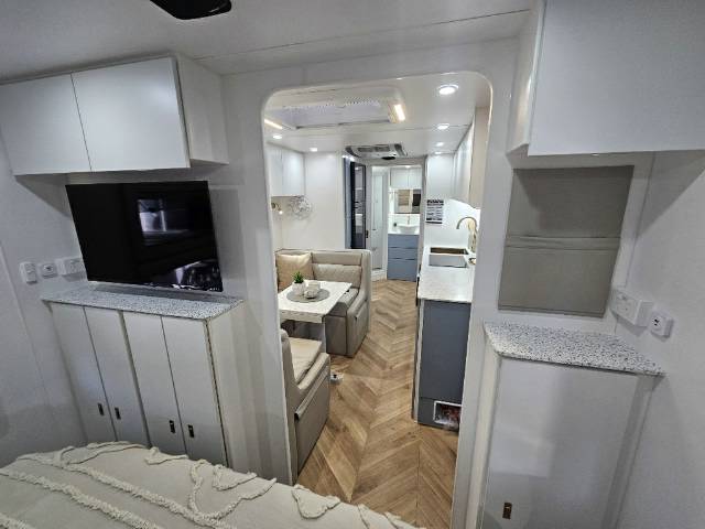 2025 MASTERPIECE DIRECTORS EDITION 23′ CARAVAN