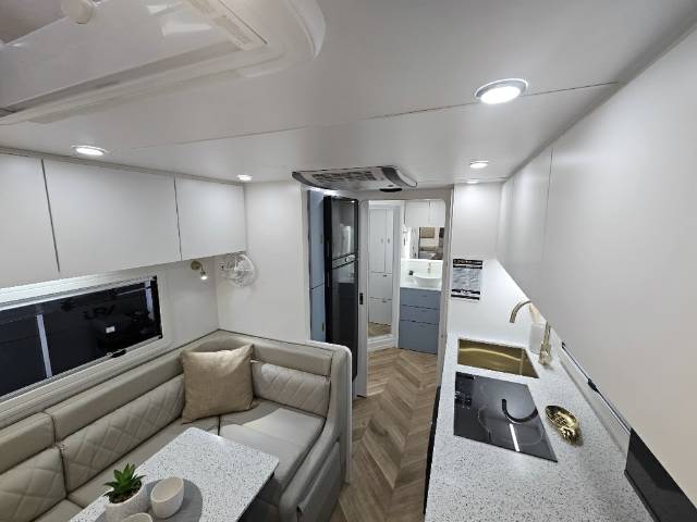 2025 MASTERPIECE DIRECTORS EDITION 23′ CARAVAN
