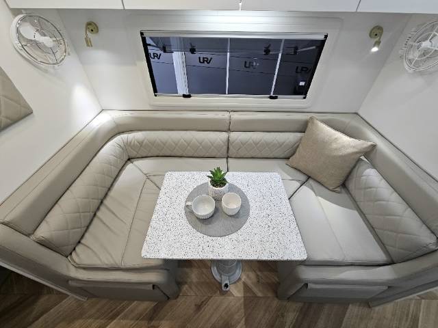 2025 MASTERPIECE DIRECTORS EDITION 23′ CARAVAN