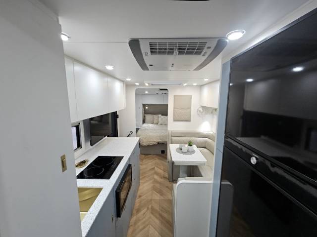 2025 MASTERPIECE DIRECTORS EDITION 23′ CARAVAN