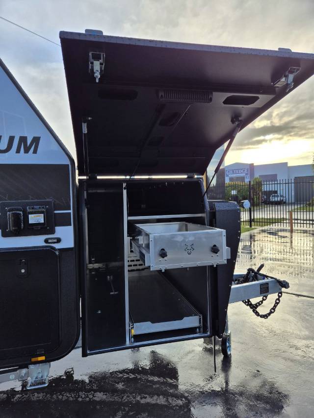 2025 TITANIUM S4 21FD 21′ CLUB LARGE ENSUITE CARAVAN