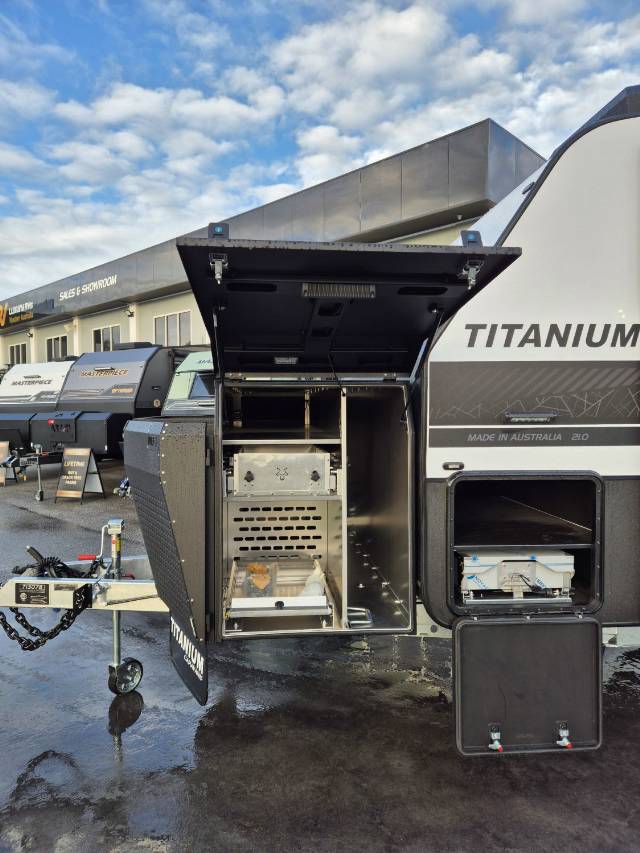 2025 TITANIUM S4 21FD 21′ CLUB LARGE ENSUITE CARAVAN