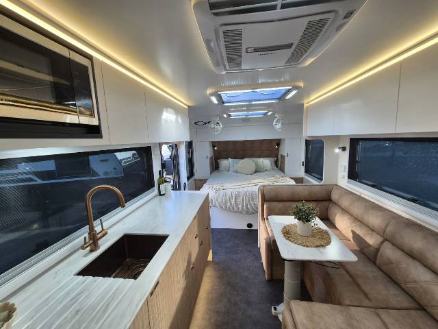 2025 TITANIUM S4 21FD 21′ CLUB LARGE ENSUITE CARAVAN
