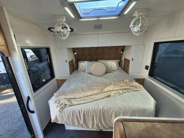 2025 TITANIUM S4 21FD 21′ CLUB LARGE ENSUITE CARAVAN