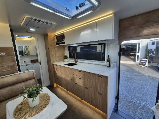 2025 TITANIUM S4 21FD 21′ CLUB LARGE ENSUITE CARAVAN