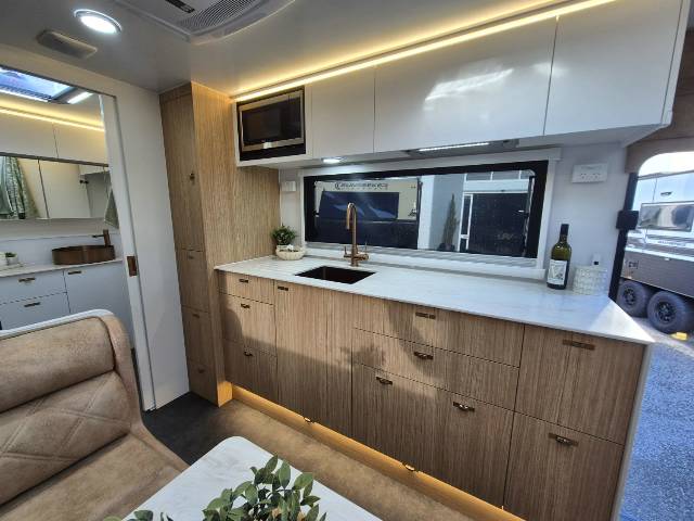 2025 TITANIUM S4 21FD 21′ CLUB LARGE ENSUITE CARAVAN