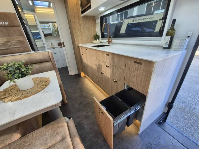 2025 TITANIUM S4 21FD 21′ CLUB LARGE ENSUITE CARAVAN