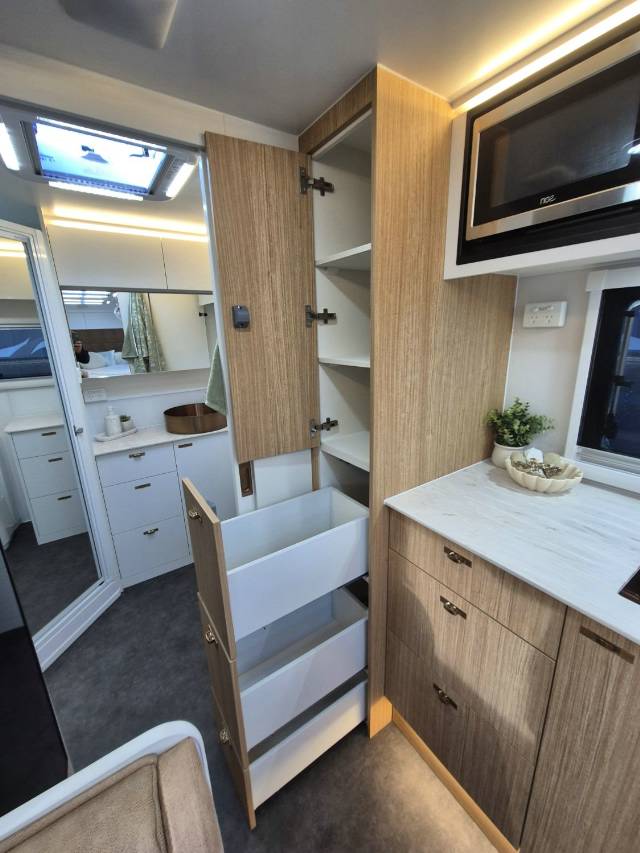 2025 TITANIUM S4 21FD 21′ CLUB LARGE ENSUITE CARAVAN