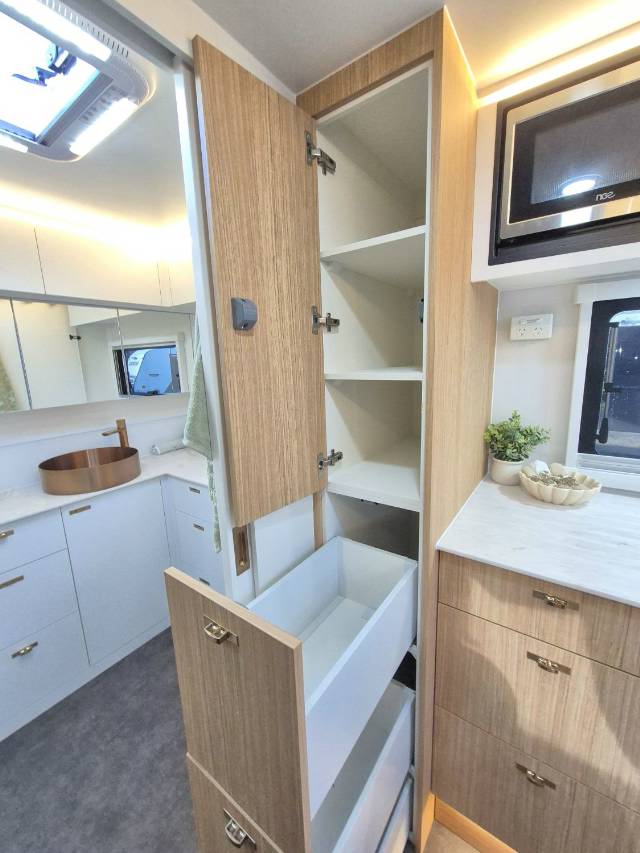 2025 TITANIUM S4 21FD 21′ CLUB LARGE ENSUITE CARAVAN