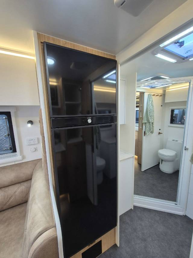 2025 TITANIUM S4 21FD 21′ CLUB LARGE ENSUITE CARAVAN