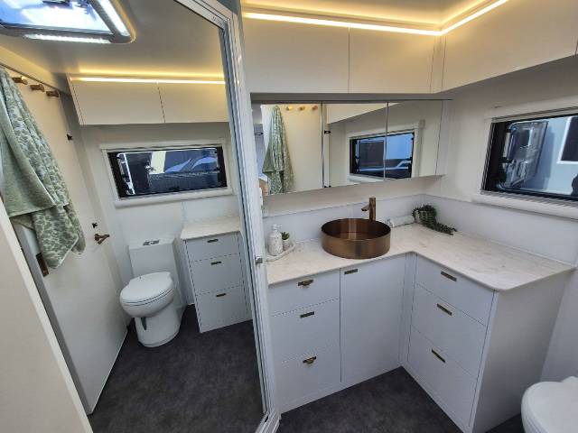 2025 TITANIUM S4 21FD 21′ CLUB LARGE ENSUITE CARAVAN