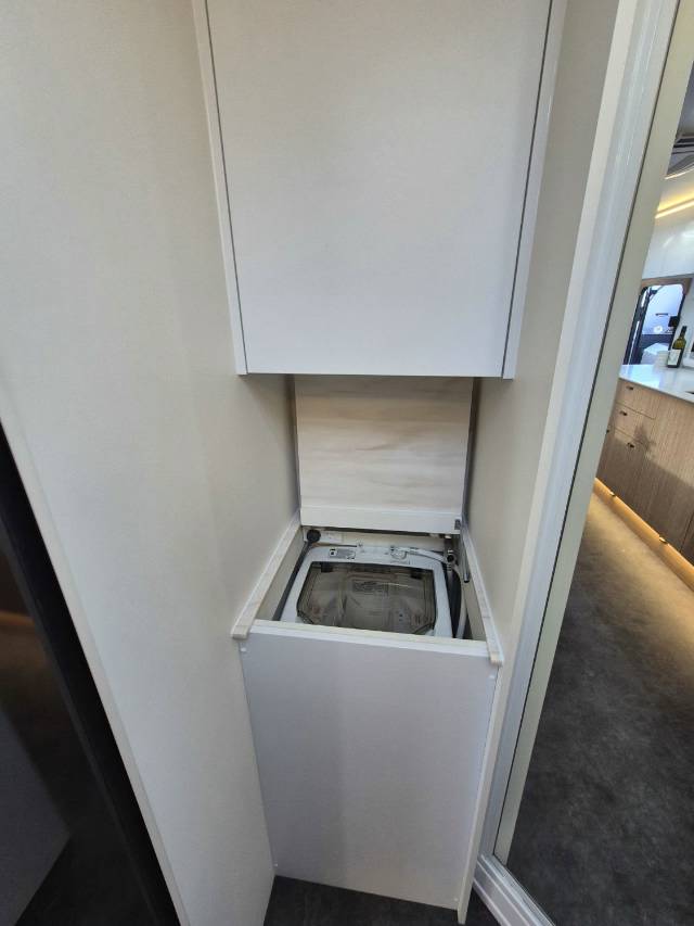 2025 TITANIUM S4 21FD 21′ CLUB LARGE ENSUITE CARAVAN