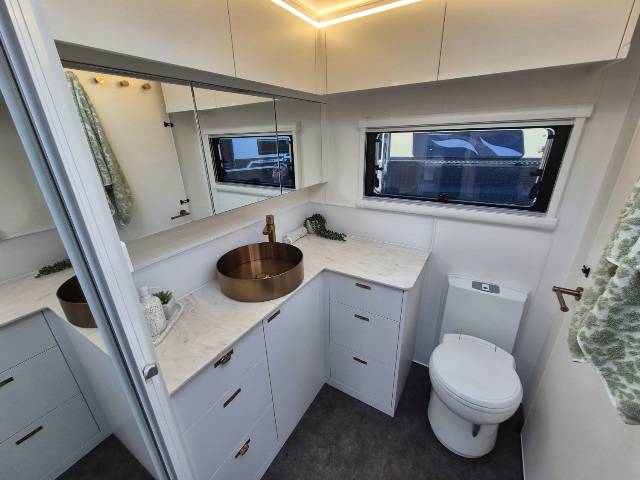 2025 TITANIUM S4 21FD 21′ CLUB LARGE ENSUITE CARAVAN