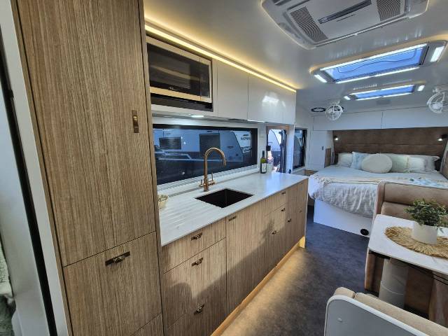 2025 TITANIUM S4 21FD 21′ CLUB LARGE ENSUITE CARAVAN