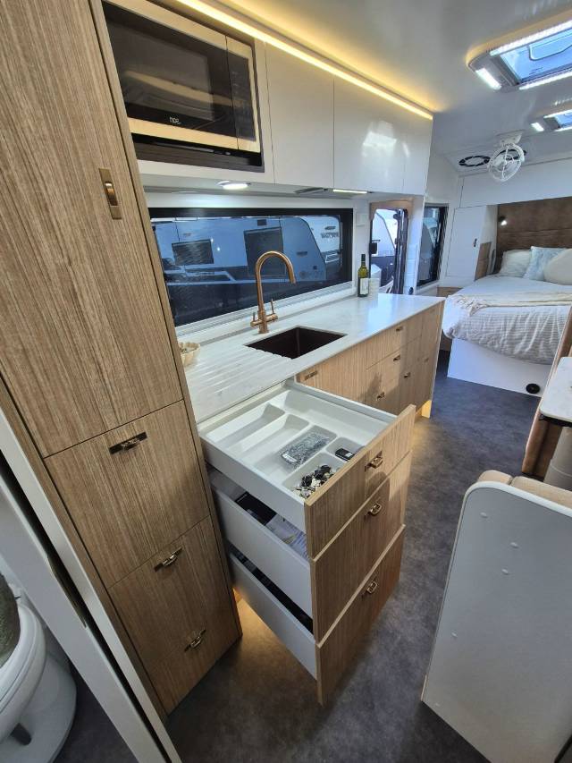 2025 TITANIUM S4 21FD 21′ CLUB LARGE ENSUITE CARAVAN