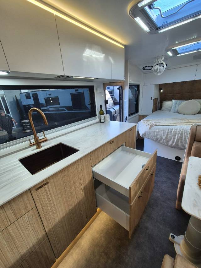 2025 TITANIUM S4 21FD 21′ CLUB LARGE ENSUITE CARAVAN