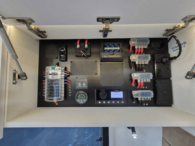 2025 TITANIUM S4 21FD 21′ CLUB LARGE ENSUITE CARAVAN