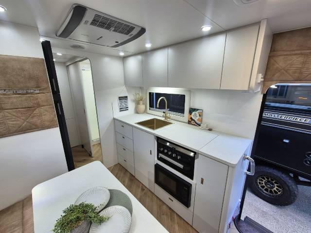 2025 MASTERPIECE PERFORMANCE 206 FAM 3 BUNK CARAVAN