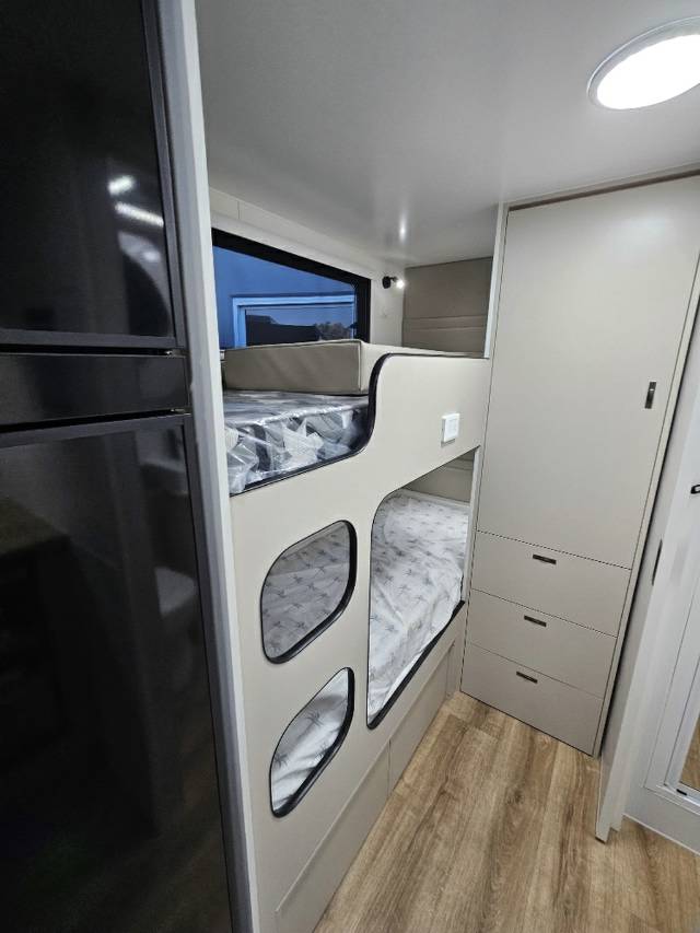 2025 TITANIUM S3 18D/T QUEEN EAST-WEST BUNK CARAVAN
