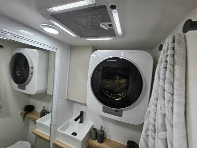 2025 TITANIUM S3 18D/T QUEEN EAST-WEST BUNK CARAVAN