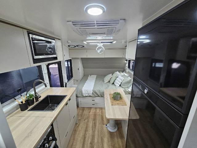 2025 TITANIUM S3 18D/T QUEEN EAST-WEST BUNK CARAVAN