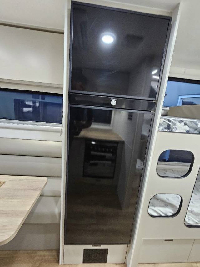2025 TITANIUM S3 18D/T QUEEN EAST-WEST BUNK CARAVAN