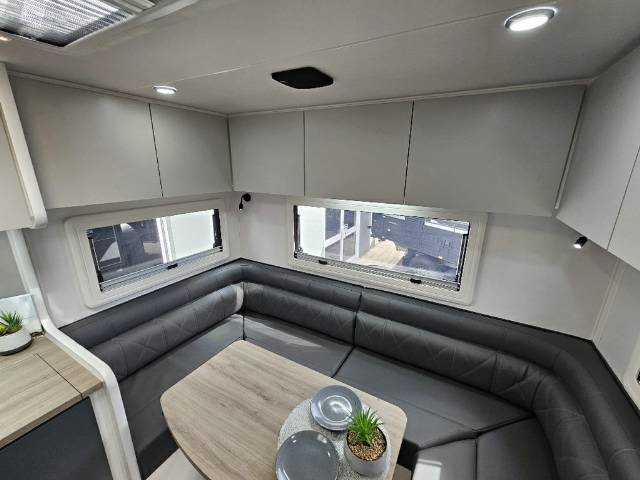 2026 MASTERPIECE PERFORMANCE 216 RC CARAVAN