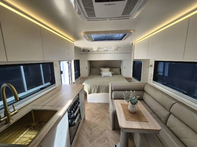 2026 TITANIUM S4 210FD 21′ CLUB LARGE ENSUITE CARAVAN