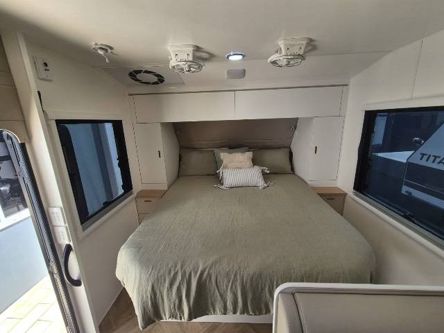 2026 TITANIUM S4 210FD 21′ CLUB LARGE ENSUITE CARAVAN