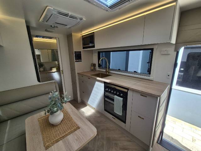 2026 TITANIUM S4 210FD 21′ CLUB LARGE ENSUITE CARAVAN