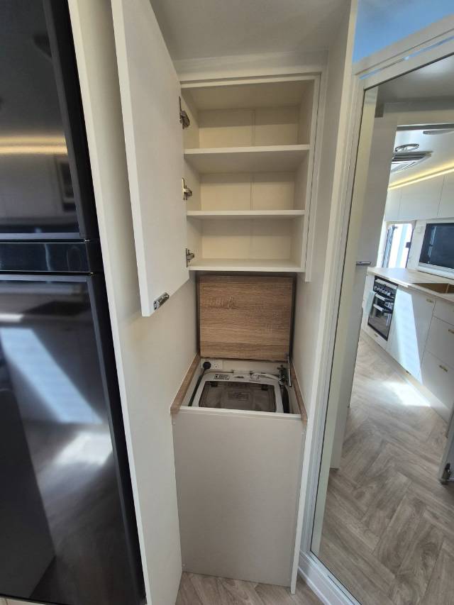 2026 TITANIUM S4 210FD 21′ CLUB LARGE ENSUITE CARAVAN