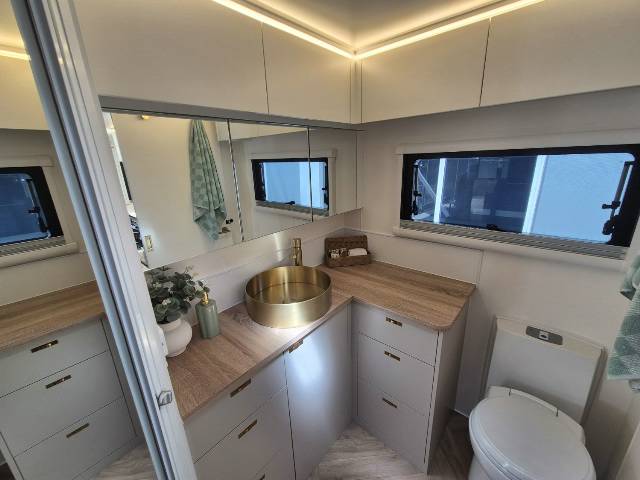 2026 TITANIUM S4 210FD 21′ CLUB LARGE ENSUITE CARAVAN