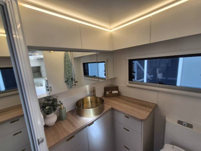 2026 TITANIUM S4 210FD 21′ CLUB LARGE ENSUITE CARAVAN