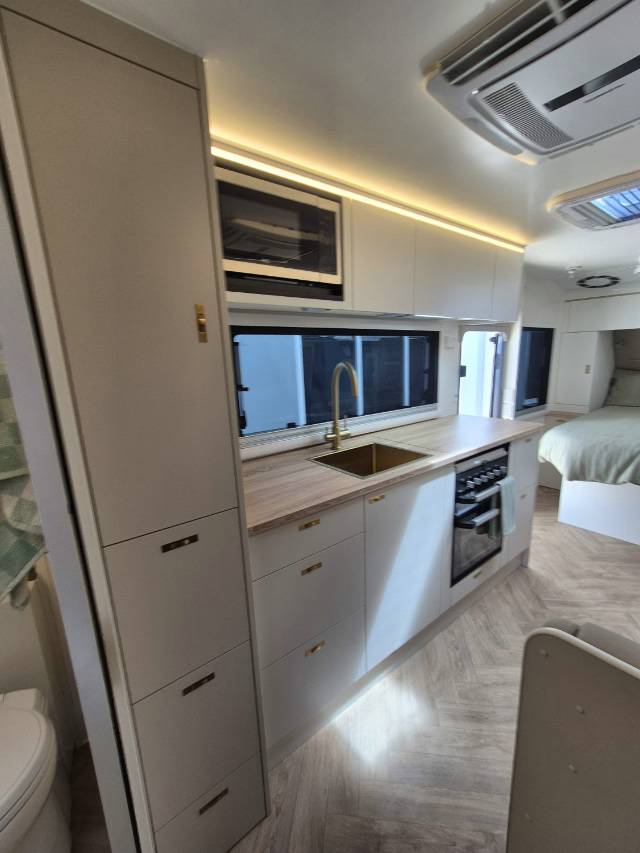 2026 TITANIUM S4 210FD 21′ CLUB LARGE ENSUITE CARAVAN
