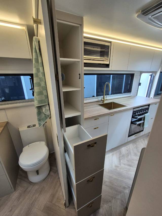 2026 TITANIUM S4 210FD 21′ CLUB LARGE ENSUITE CARAVAN