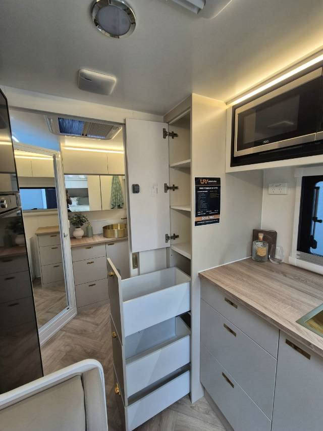 2026 TITANIUM S4 210FD 21′ CLUB LARGE ENSUITE CARAVAN