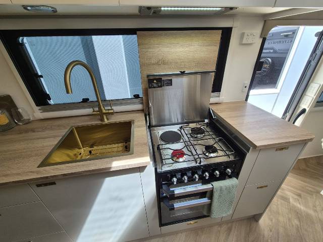 2026 TITANIUM S4 210FD 21′ CLUB LARGE ENSUITE CARAVAN