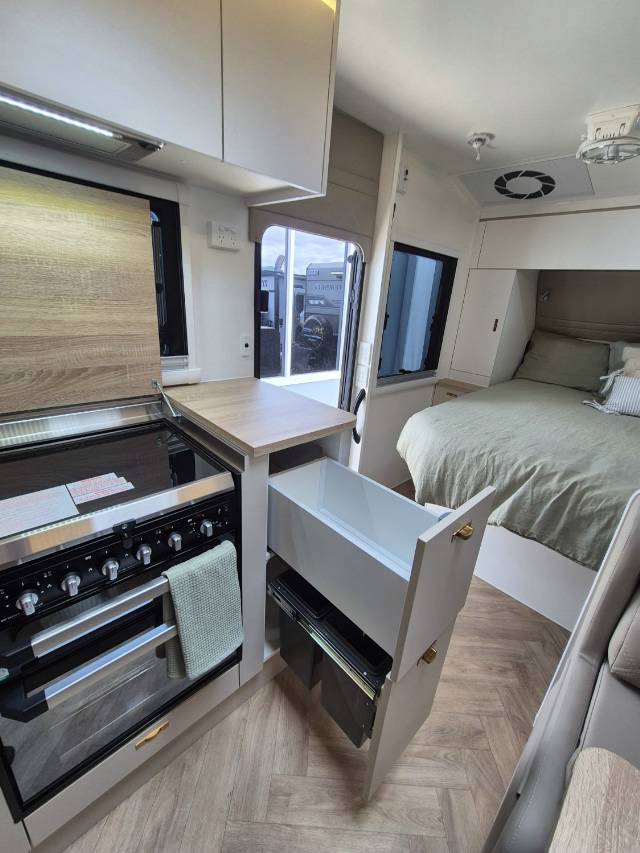 2026 TITANIUM S4 210FD 21′ CLUB LARGE ENSUITE CARAVAN