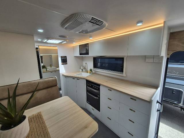 2026 NETWORK RV TOURING 22′ SLIDE OUT CARAVAN