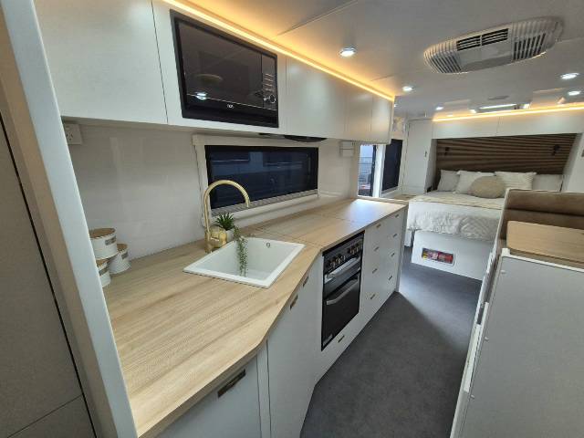 2026 NETWORK RV TOURING 22′ SLIDE OUT CARAVAN