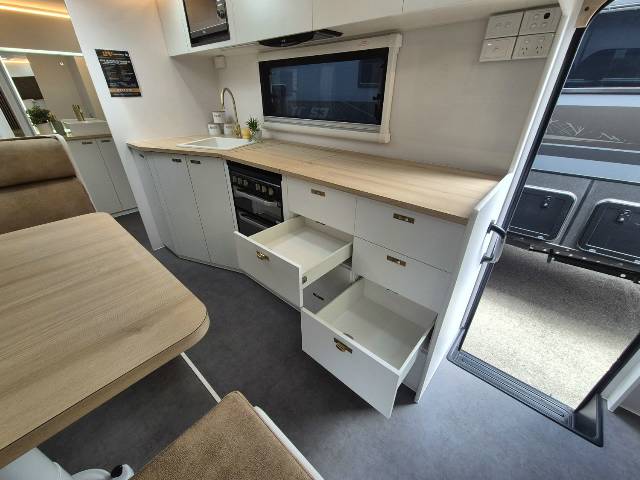 2026 NETWORK RV TOURING 22′ SLIDE OUT CARAVAN