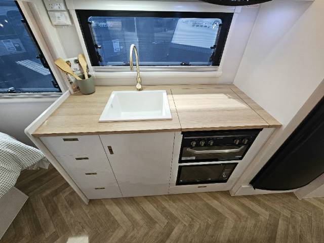 2026 NETWORK RV TERRAIN TUFF 24′ FAMILY 4 BUNK Caravan
