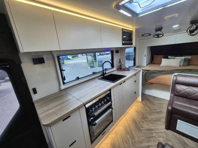 2026 TITANIUM S4 206RD 20’6 REAR DOOR CARAVAN