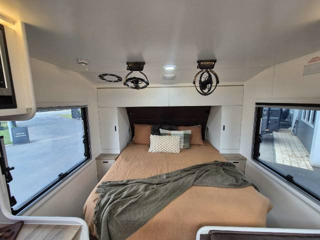 2026 TITANIUM S4 206RD 20’6 REAR DOOR CARAVAN