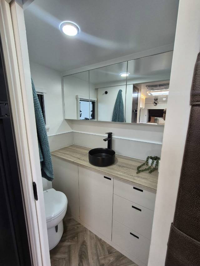 2026 TITANIUM S4 206RD 20’6 REAR DOOR CARAVAN