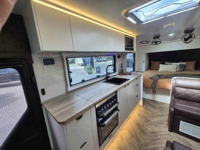 2026 TITANIUM S4 206RD 20’6 REAR DOOR CARAVAN