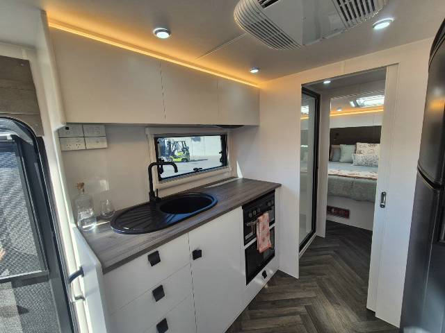2026 NETWORK RV TOURING 21’6 REAR CLUB CARAVAN