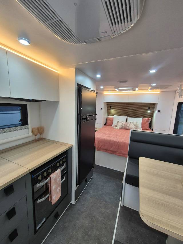 2026 NETWORK RV TOURING 22′ FAMILY SLIDEOUT CARAVAN