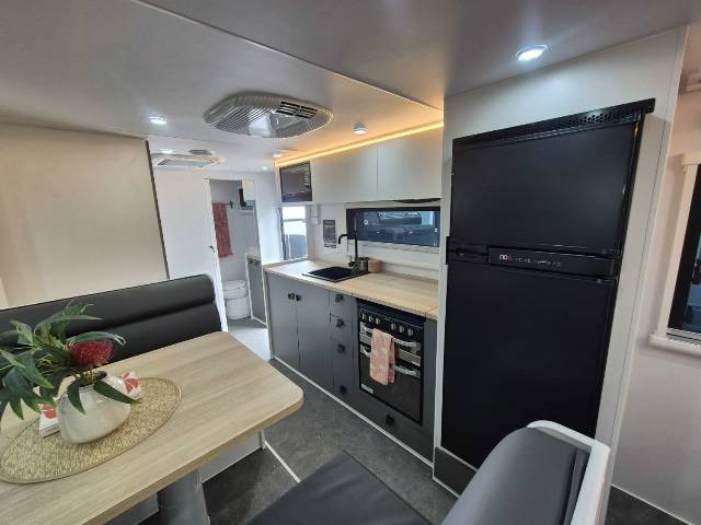 2026 NETWORK RV TOURING 22′ FAMILY SLIDEOUT CARAVAN